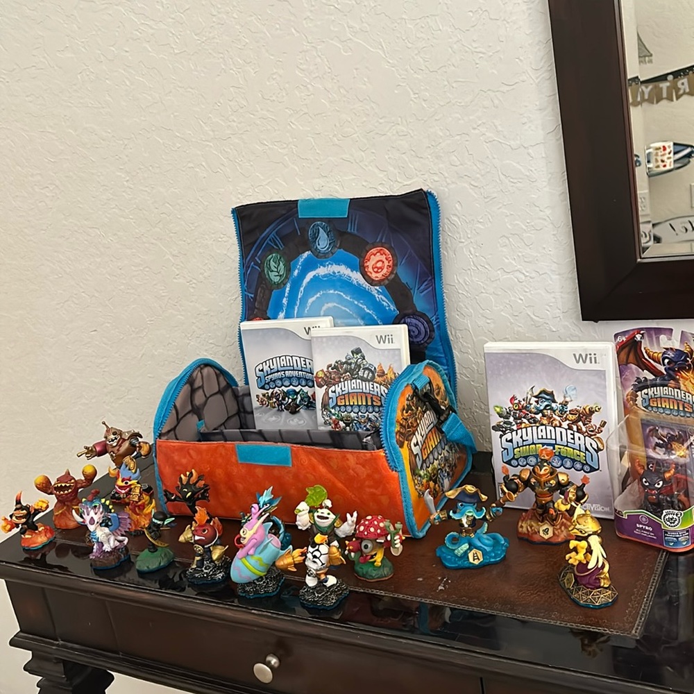 HUGE Skylanders bundle including discs, portal,Skylanders carrier and figurines.